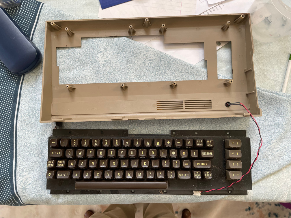 C64 keyboard free from its bezel